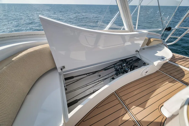 Raise Em Up Yacht Photos Pics Sunny Briggs 2007 Custom Carolina Sportfish with open fishing rod storage on deck.