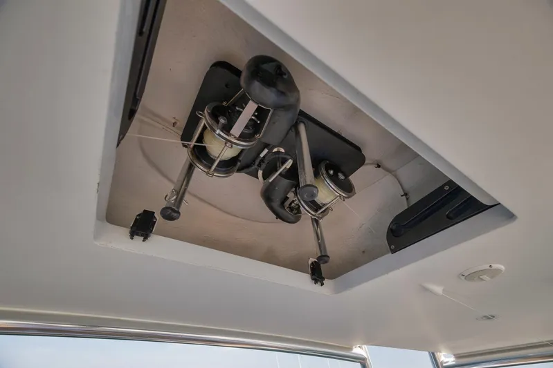 Raise Em Up Yacht Photos Pics Ceiling view of 2007 Sunny Briggs Custom Carolina Sportfish boat interior.