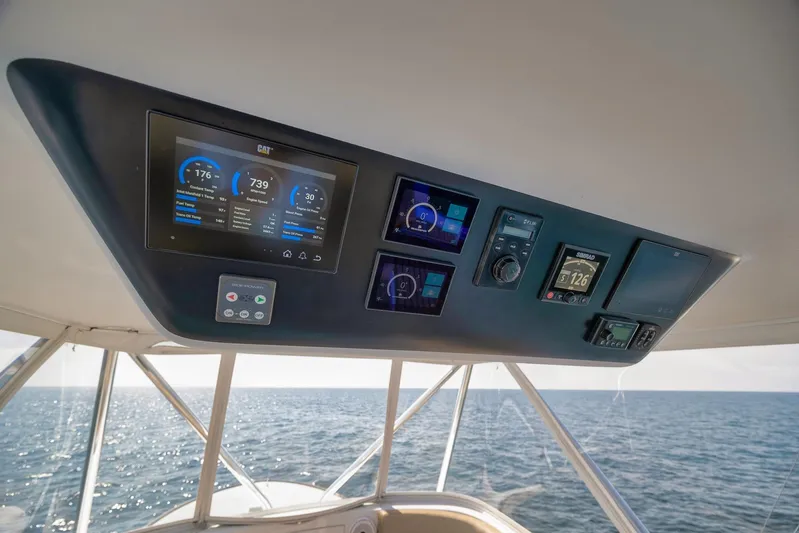 Raise Em Up Yacht Photos Pics Control panel of 2007 Sunny Briggs Custom Carolina Sportfish boat on open sea.