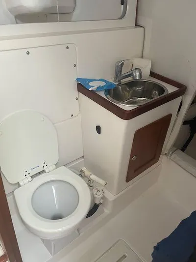 Bear Yacht Photos Pics J/121 Head 1