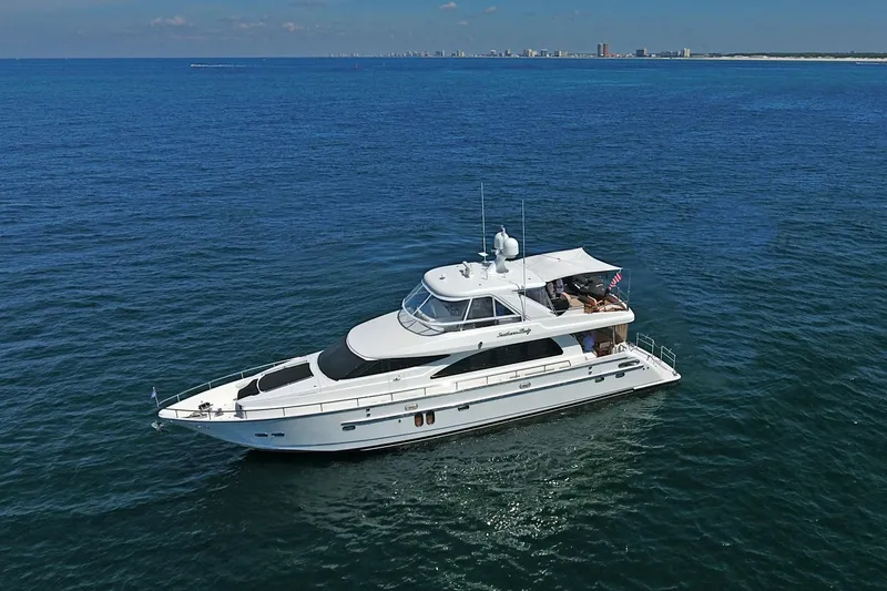 Southern Lady Yacht Photos Pics Luxury Horizon E73 yacht cruising on open sea, 2006 model.