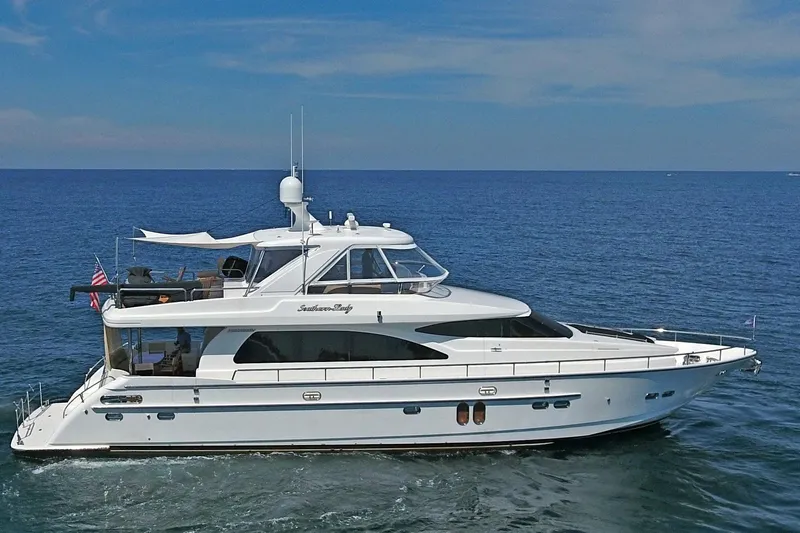 Southern Lady Yacht Photos Pics Luxury Horizon E73 yacht cruising on open sea, 2006 model.