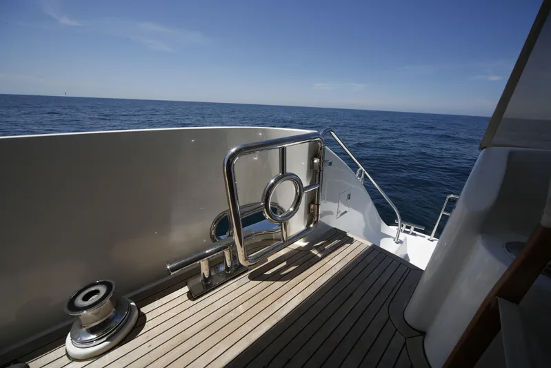 Southern Lady Yacht Photos Pics Luxury yacht deck with ocean view, Horizon E73, 2006 model.