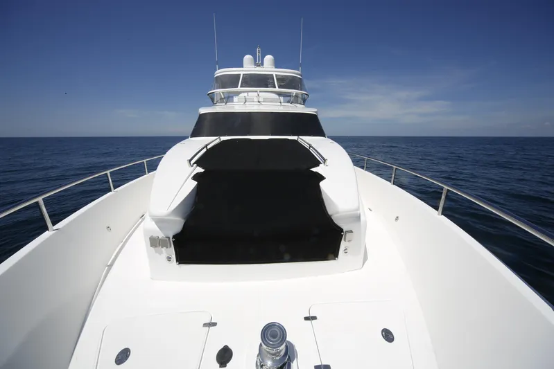 Southern Lady Yacht Photos Pics Luxury Horizon E73 yacht on open sea, 2006 model, clear blue sky.