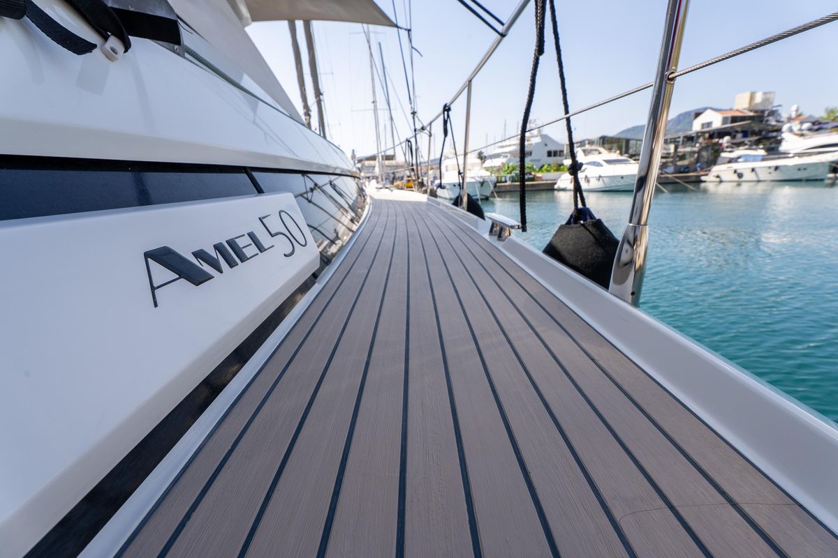 2019 Amel 54 