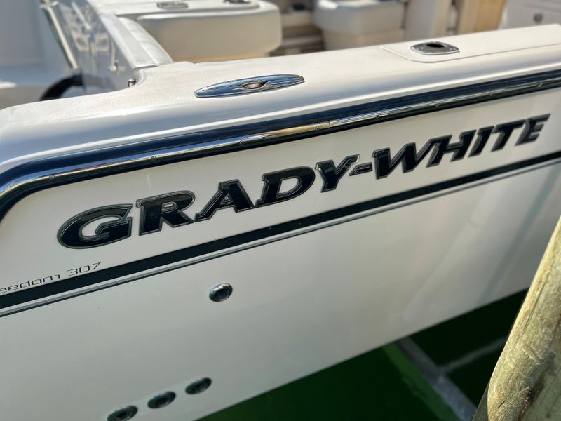 2015 Grady-White Freedom 307