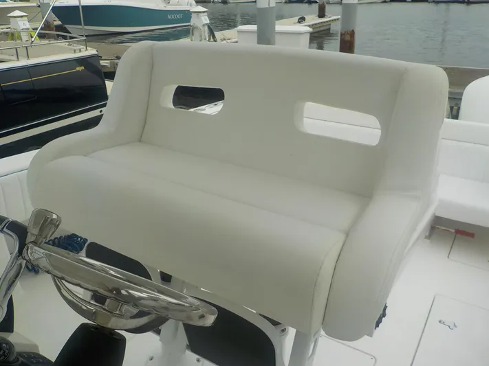  Yacht Photos Pics Newly Upholstered Electric Helm Seat/Leaning Post