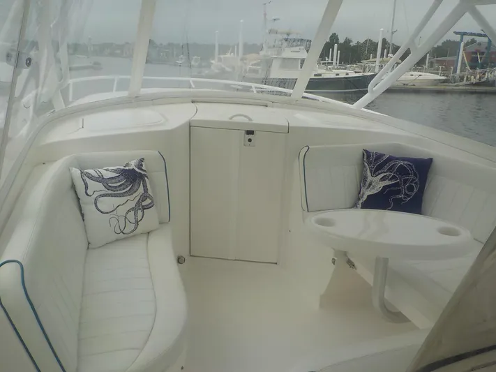  Yacht Photos Pics Fwd Lounge seating