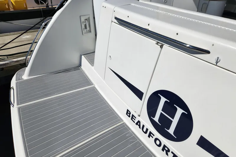 H Yacht Photos Pics 2000 Formula 41 Performance Cruiser boat deck with Beaufort logo.