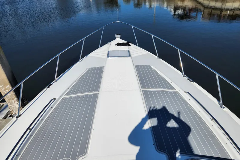 H Yacht Photos Pics Bow view of 2000 Formula 41 Performance Cruiser on calm water.