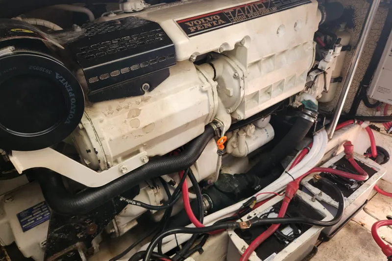 H Yacht Photos Pics Volvo Penta engine in 2000 Formula 41 Performance Cruiser, showcasing high-performance components.