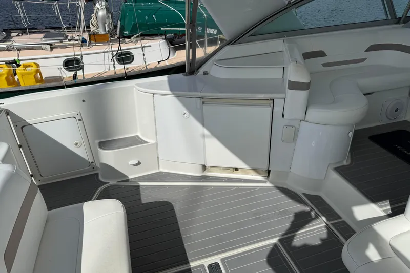 H Yacht Photos Pics Interior of a 2000 Formula 41 Performance Cruiser boat, featuring white seating and storage.