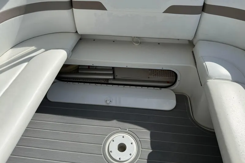 H Yacht Photos Pics Interior seating and storage of a 2000 Formula 41 Performance Cruiser boat.