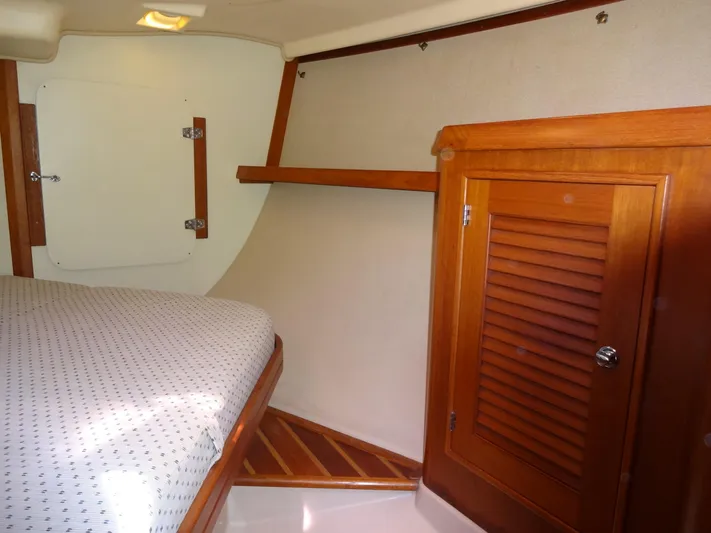 Don't Blink Yacht Photos Pics Aft berth