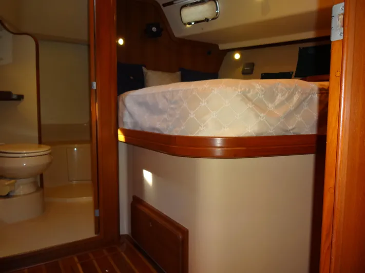 Don't Blink Yacht Photos Pics Interior cabin of 2006 Island Packet 440 yacht with bed and bathroom.