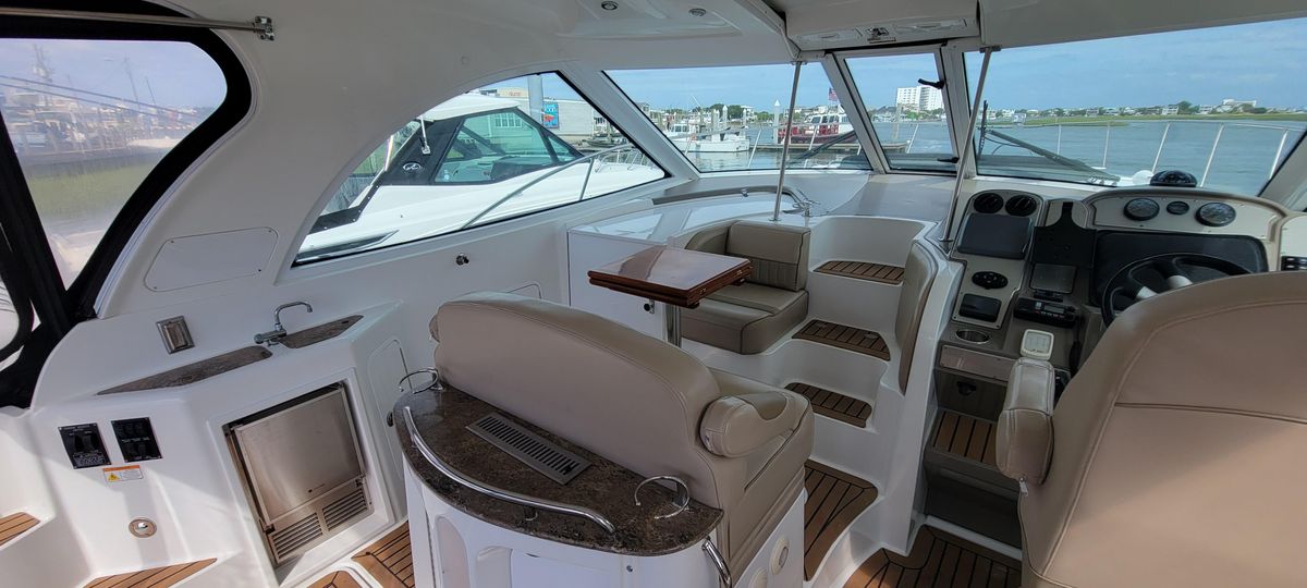 2009 Cruisers Yachts 390 Sports Coupe