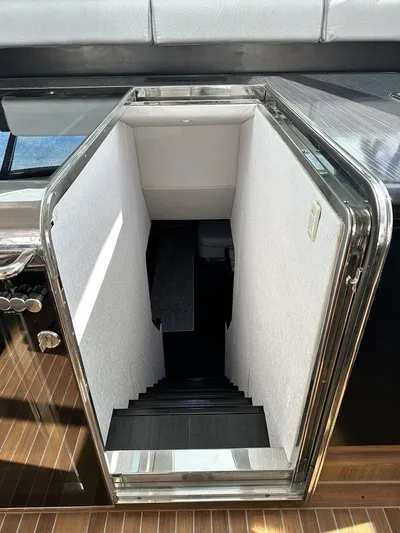 Payback Yacht Photos Pics Mangusta 80 Payback - Stairs