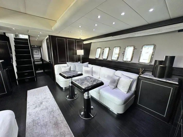 Payback Yacht Photos Pics Mangusta 80 Payback - Cabin Seating