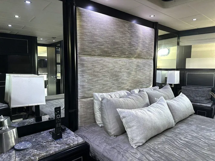 Payback Yacht Photos Pics Mangusta 80 Payback - Stateroom