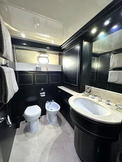 Payback Yacht Photos Pics Mangusta 80 Payback - Head