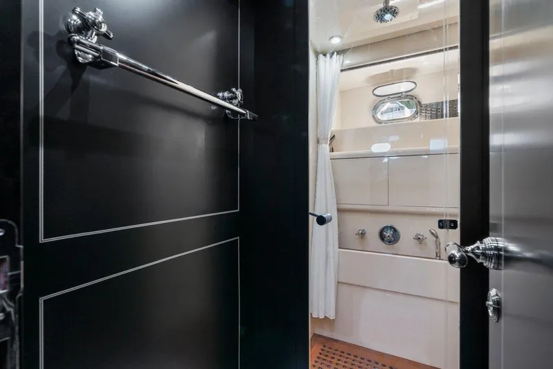 Payback Yacht Photos Pics Mangusta 80 Payback - Head