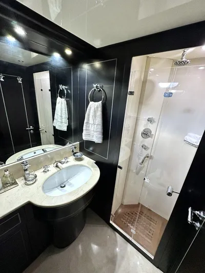 Payback Yacht Photos Pics Mangusta 80 Payback - Head