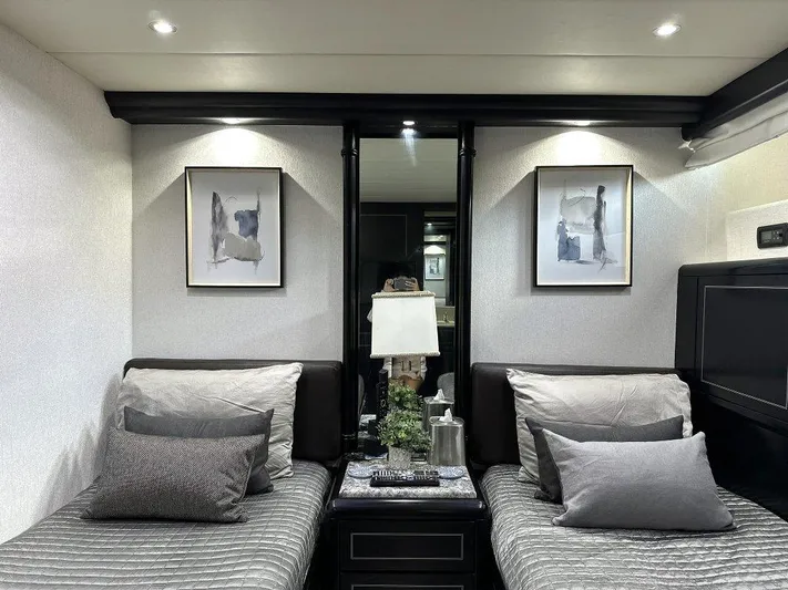 Payback Yacht Photos Pics Mangusta 80 Payback - Stateroom