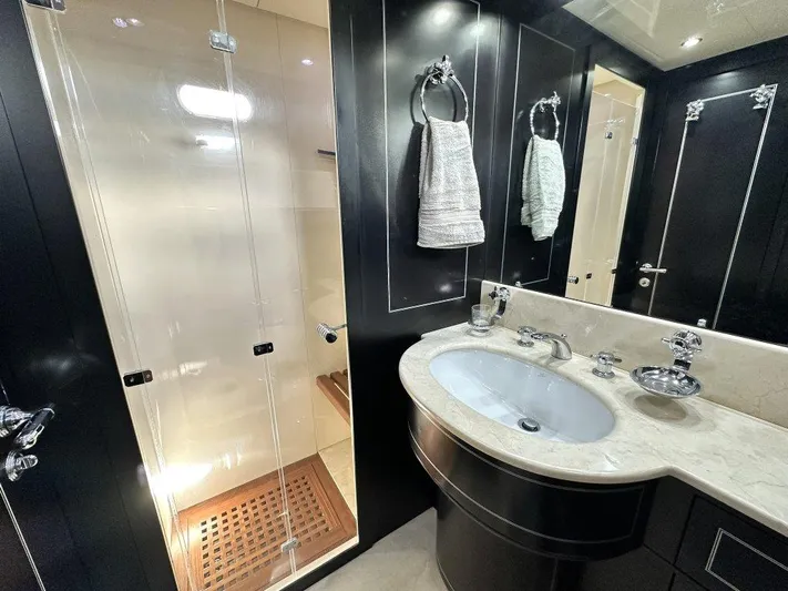 Payback Yacht Photos Pics Mangusta 80 Payback - Head