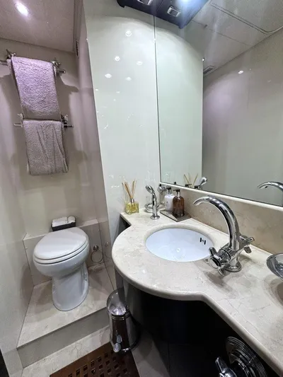 Payback Yacht Photos Pics Mangusta 80 Payback - Head