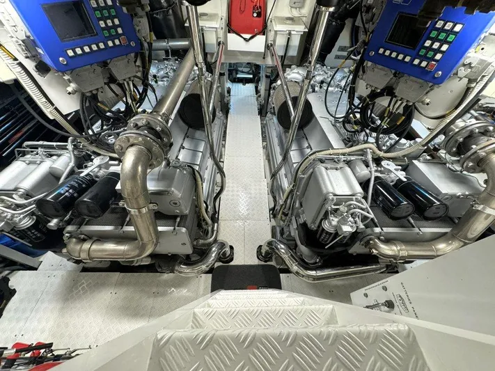 Payback Yacht Photos Pics Mangusta 80 Payback - Engine Room