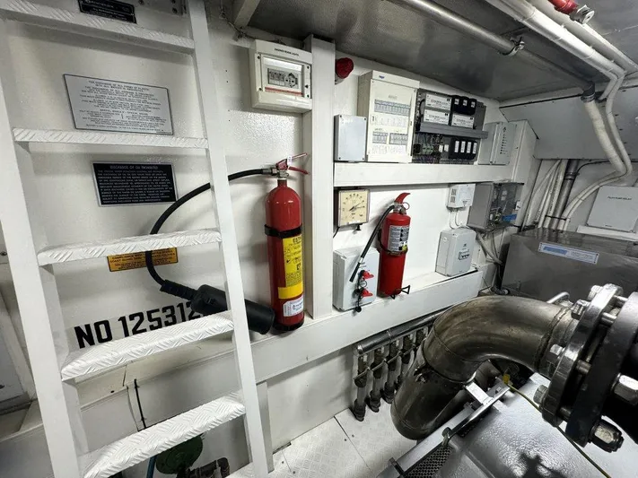 Payback Yacht Photos Pics Mangusta 80 Payback - Engine Room