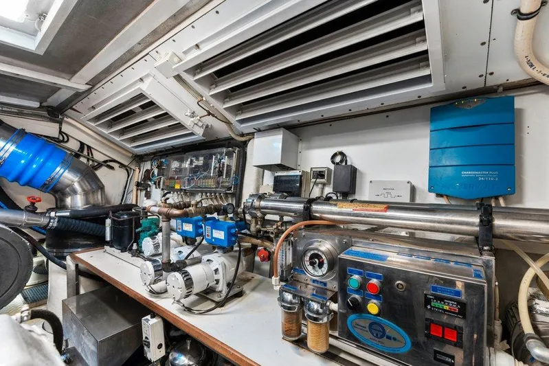 Payback Yacht Photos Pics Mangusta 80 Payback - Engine Room