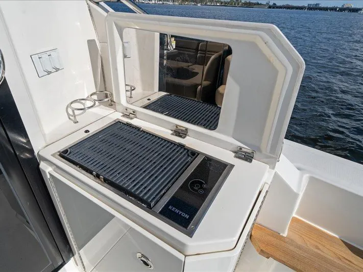  Yacht Photos Pics Outdoor grill on 2015 Sea Ray 510 Inboard Sundancer yacht, featuring Kenyon cooktop.