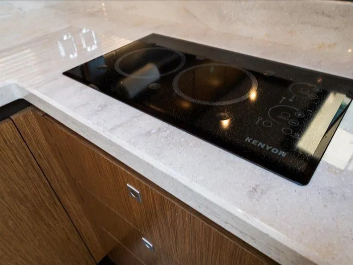  Yacht Photos Pics Modern kitchen cooktop on 2015 Sea Ray 510 Inboard Sundancer yacht.