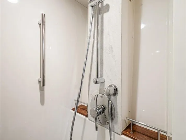  Yacht Photos Pics Shower area in 2015 Sea Ray 510 Inboard Sundancer yacht, featuring modern fixtures.