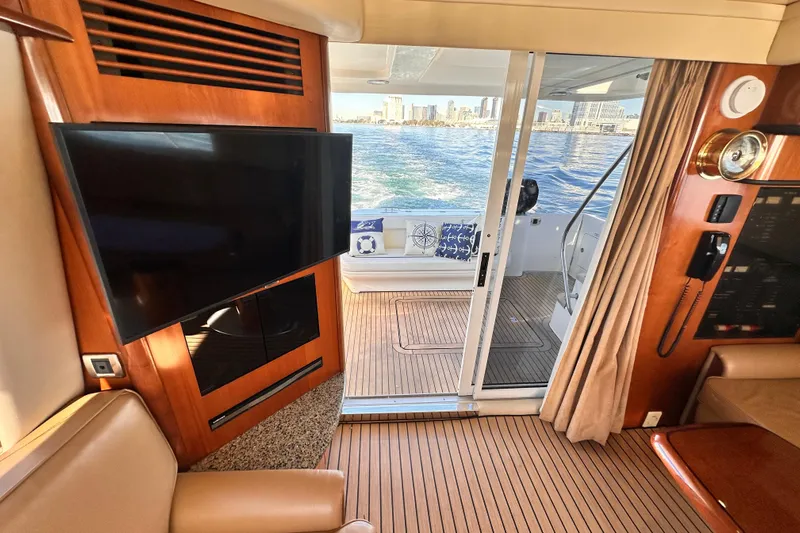 Lanakilla Yacht Photos Pics Interior of 2005 Sea Ray 420 Sedan Bridge yacht with TV and ocean view.