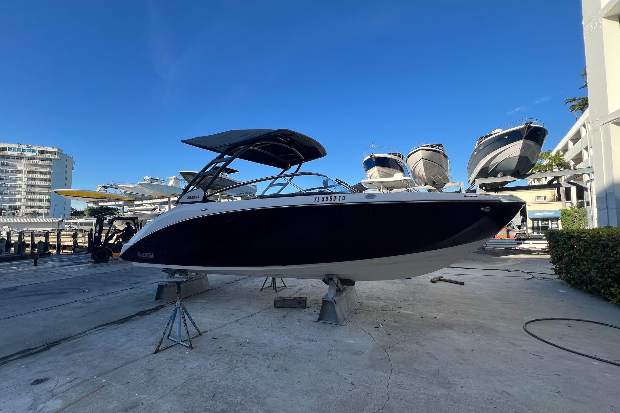 2022 Yamaha Boats 252SD