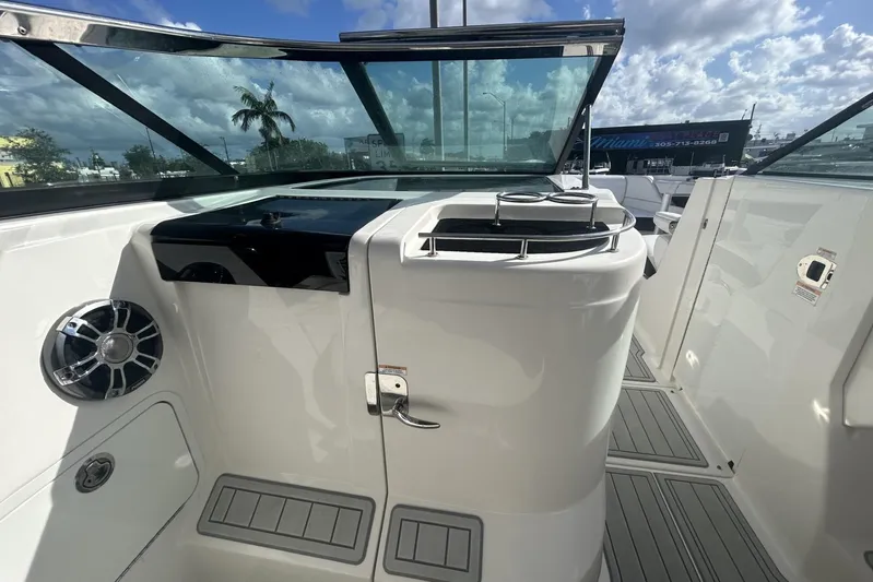  Yacht Photos Pics 2019 Sea Ray SLX 350 Outboard boat interior with sleek design and modern features.