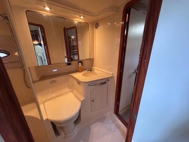  Yacht Photos Pics Bathroom of 2002 Sea Ray 460 Sundancer yacht.