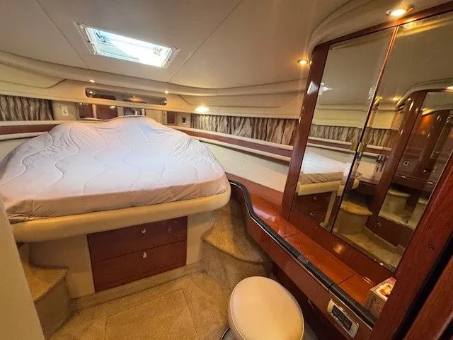  Yacht Photos Pics Luxurious cabin of 2002 Sea Ray 460 Sundancer with bed and mirror.