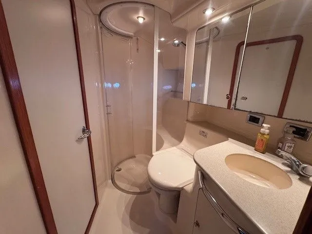  Yacht Photos Pics Bathroom of 2002 Sea Ray 460 Sundancer yacht.