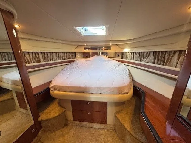  Yacht Photos Pics Luxurious cabin of 2002 Sea Ray 460 Sundancer with comfortable bed.