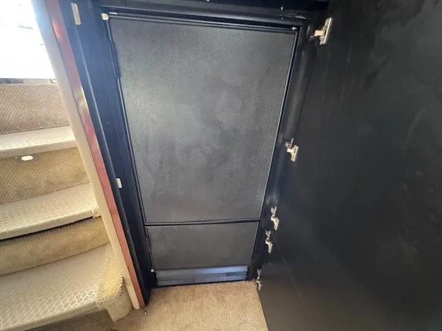  Yacht Photos Pics Interior of 2002 Sea Ray 460 Sundancer with stairs and door.