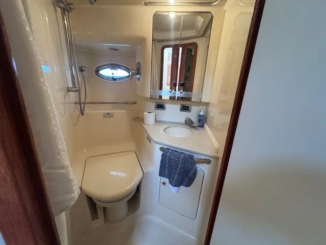  Yacht Photos Pics Bathroom of 2002 Sea Ray 460 Sundancer yacht.