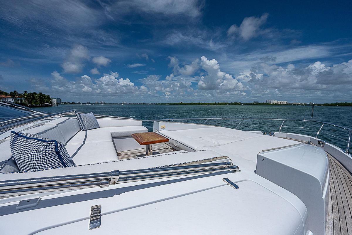 2011 Azimut 82 