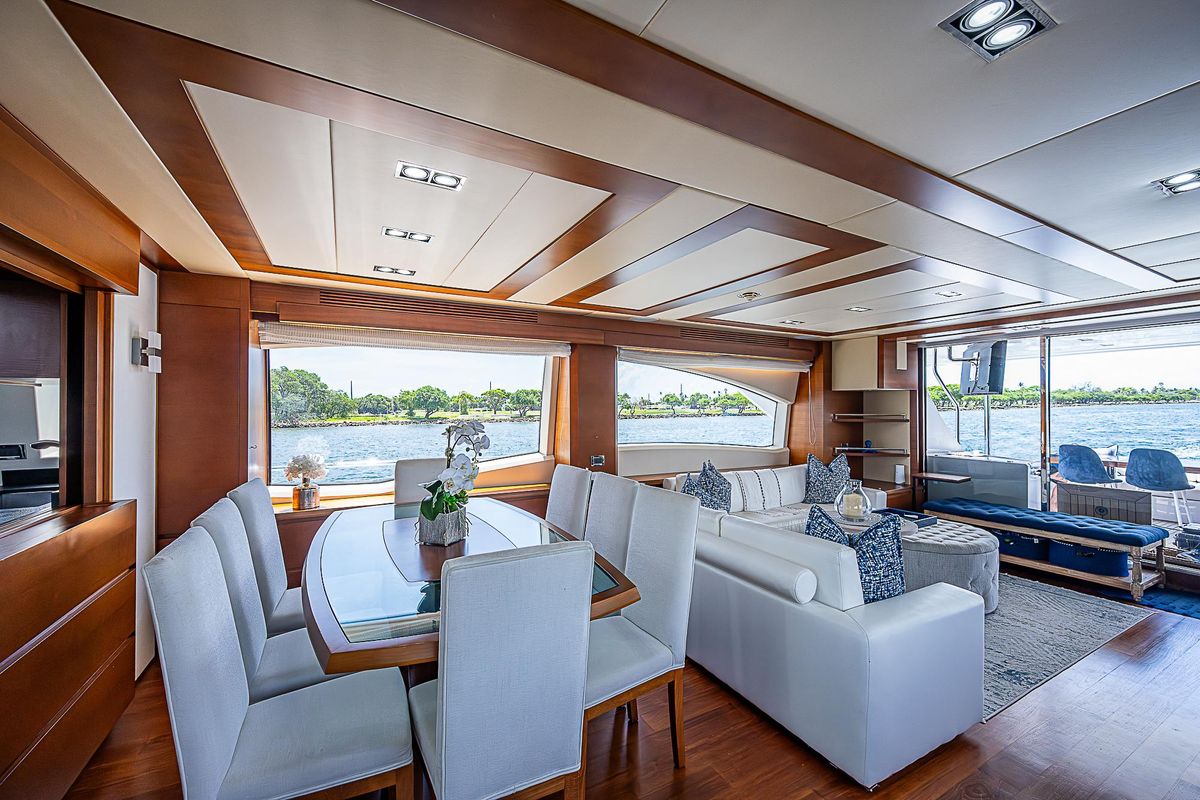 2011 Azimut 82 