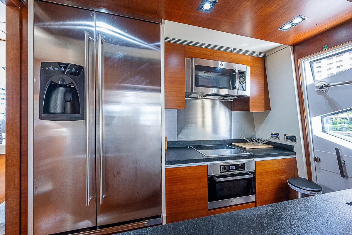 2011 Azimut 82 