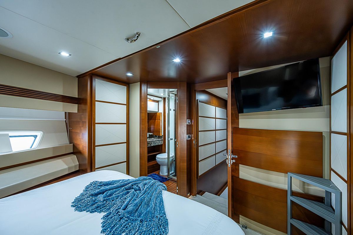 2011 Azimut 82 