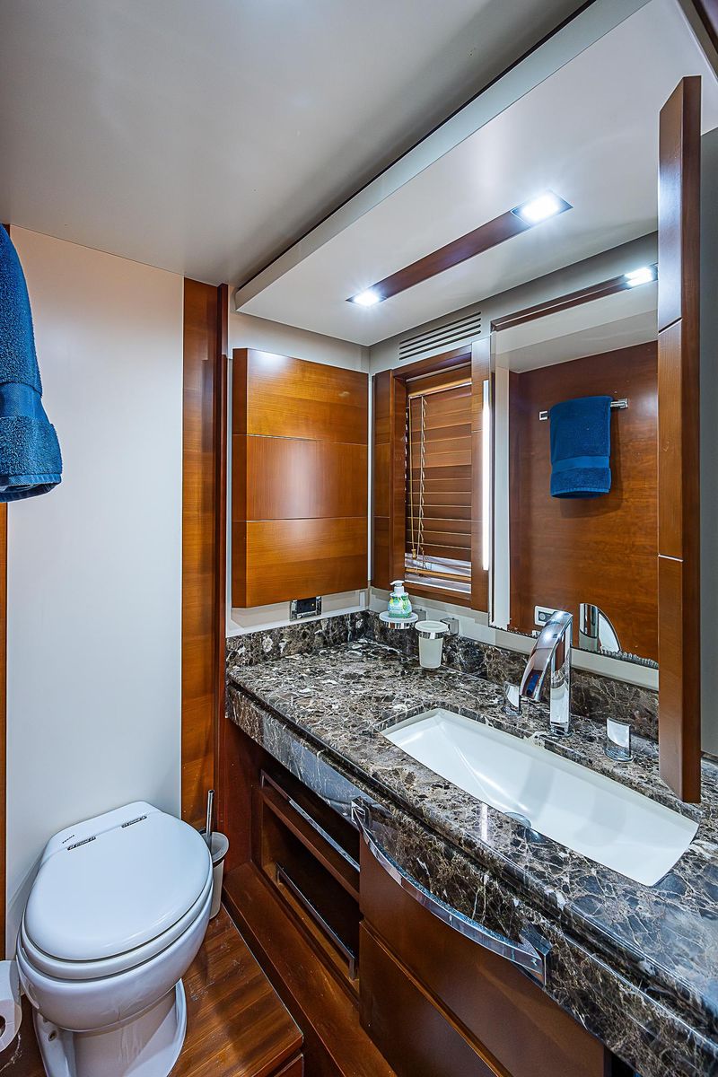 2011 Azimut 82 