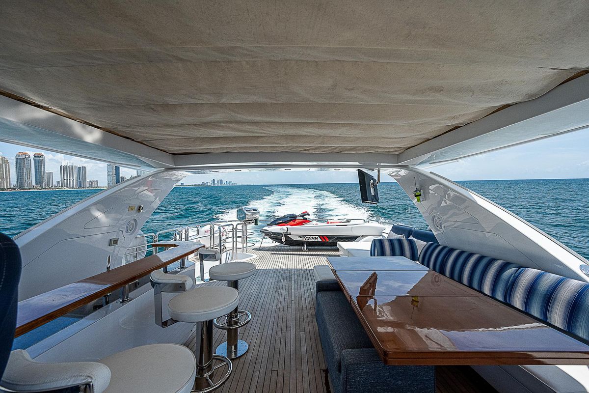2011 Azimut 82 
